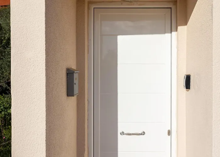 Sunset Serenity - Seaside Getaway Apartment