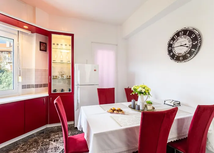 Sunset Serenity - Seaside Getaway Apartment