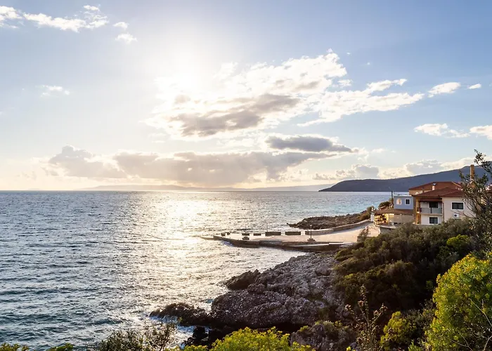 Sunset Serenity - Seaside Getaway Apartament